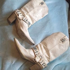 Women's size 8 cowgirl boots white with blue gems